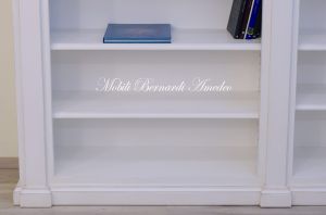 Libreria in legno massello stile classico con finitura laccata bianco anticato ripiani spostabili